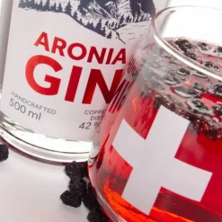 Lakeside Valley Aronia Dry Gin - Die Schweiz Im Glas 6 Lakeside Valley Aronia Dry Gin - Die Schweiz Im Glas -Colombo Geschaft ART 930 mit Glas nah 1280x1280