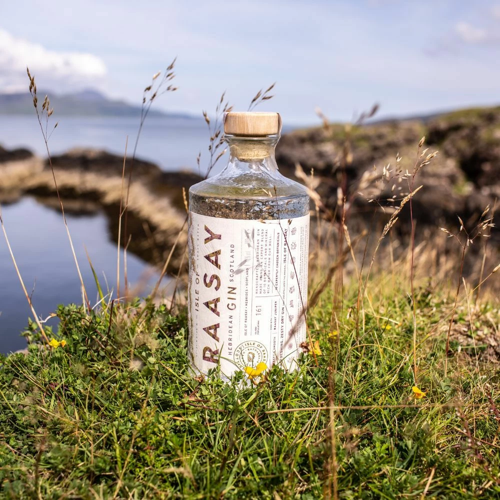 Isle Of Raasay Hebridean Gin In Geschenkset Mit 2 Gläsern 4 Isle Of Raasay Hebridean Gin In Geschenkset Mit 2 Gläsern – Bild 4